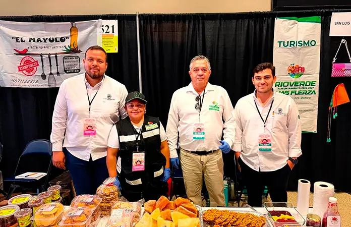 Artesanos participan en Festival Ciudades Hermanas, en Laredo