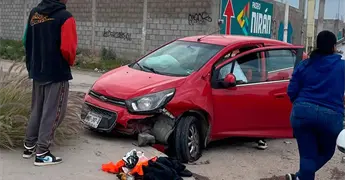 Chocan autom&oacute;vil y camioneta en el Perif&eacute;rico