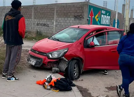 Chocan autom&oacute;vil y camioneta en el Perif&eacute;rico