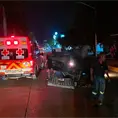 Conductor resulta herido al volcar en su camioneta