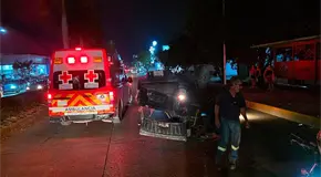 Conductor resulta herido al volcar en su camioneta