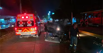 Conductor resulta herido al volcar en su camioneta