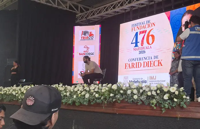 Influencer ofrece una conferencia motivacional