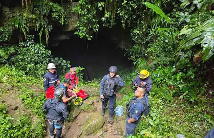 Recuperan dos cuerpos de la gruta turística