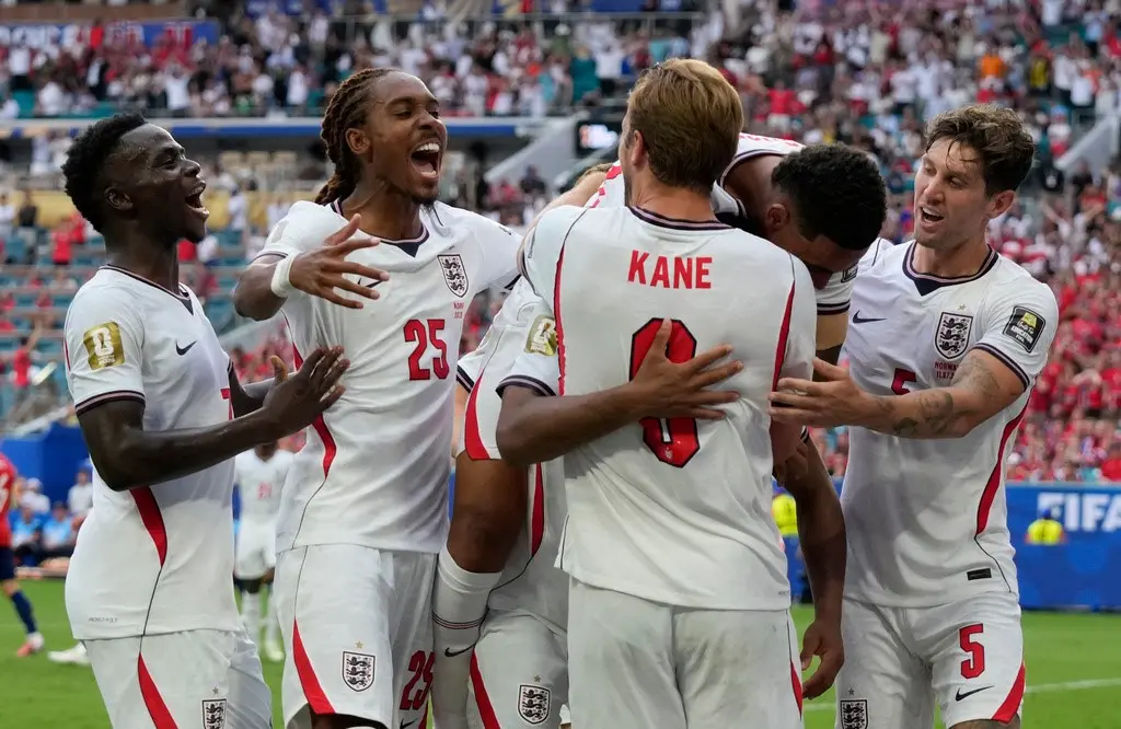 Bellingham lidera victoria de Inglaterra y avanza a semis