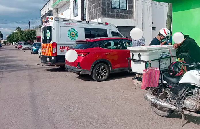 Choca motociclista contra camioneta