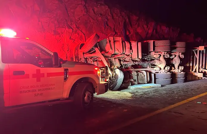 Fallece tráilero al volcar enQcarretera a Guadalajara