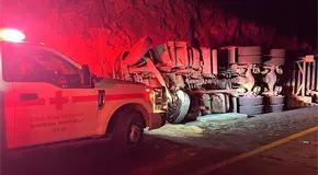 Fallece tr&aacute;ilero al volcar enQcarretera a Guadalajara
