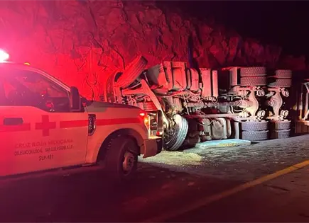 Fallece tr&aacute;ilero al volcar enQcarretera a Guadalajara