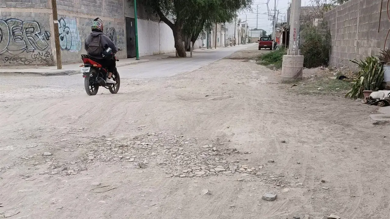 Habitantes denuncian deterioro y fuga en calle Francisco I. Madero