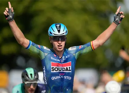 Merlier gana la etapa 8 del Tour mientras el favorito, Pogacar, conserva el maillot amarillo Merlier gana la etapa 8 del Tour mientras el favorito, Pogacar, conserva el maillot amarillo