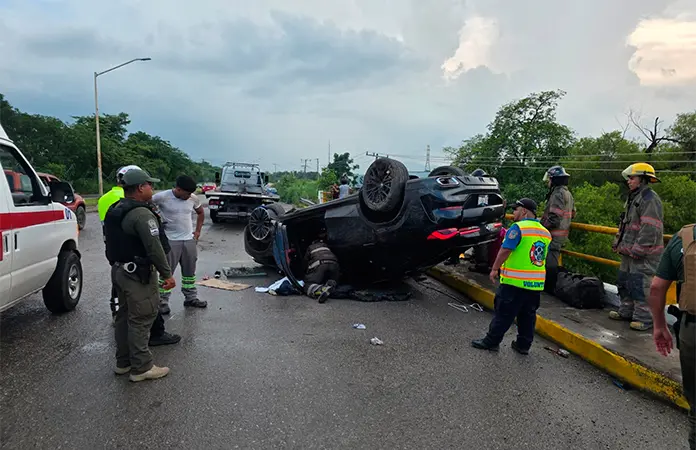 Pareja resulta herida en volcadura de camioneta