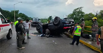 Pareja resulta herida en volcadura de camioneta