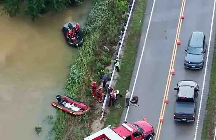 Rescatan a más de 200 niños tras inundación