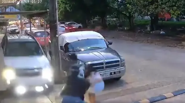 Pierde control de su auto y casi arrolla a familia en Veracruz