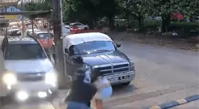 Pierde control de su auto y casi arrolla a familia en Veracruz Pierde control de su auto y casi arrolla a familia en Veracruz