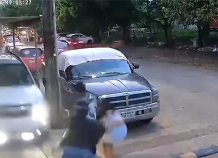 Pierde control de su auto y casi arrolla a familia en Veracruz Pierde control de su auto y casi arrolla a familia en Veracruz