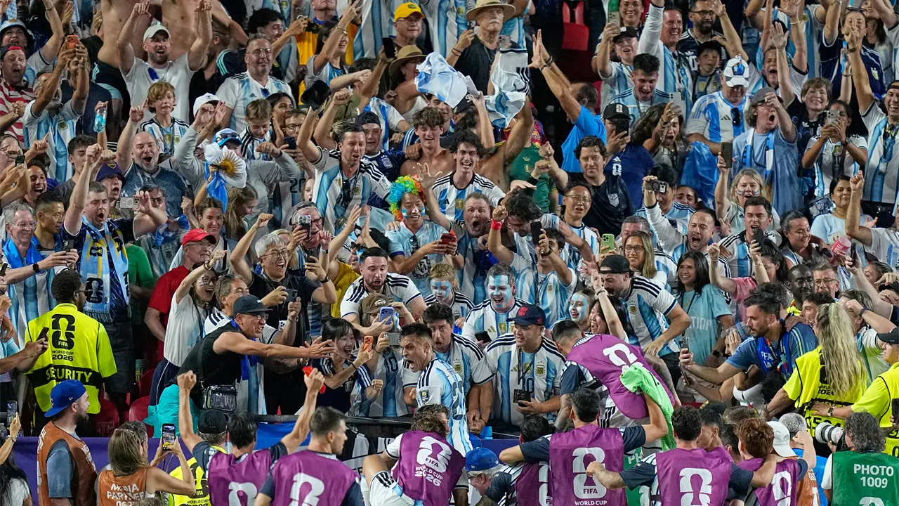 Celebración de Lautaro Martínez tras gol clave en victoria argentina