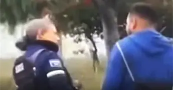 Cesan a polic&iacute;a vial captada recibiendo mordida