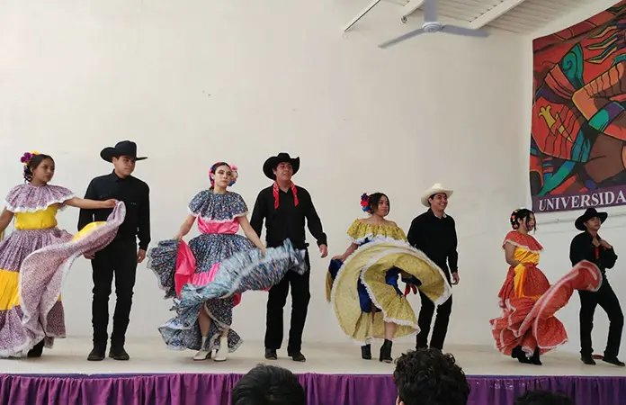 Estudiantes exponen la danza folclórica