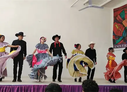 Estudiantes exponen la danza folcl&oacute;rica