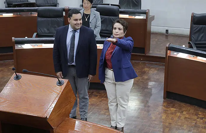 Ana María de la Cruz suple a Carlos Arreola