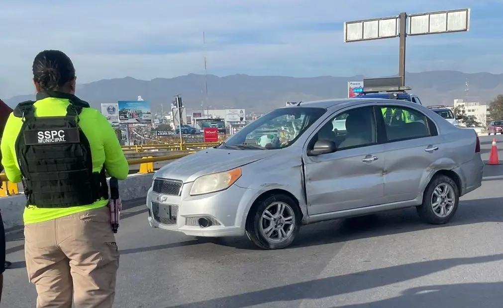 Chocan contra muro en distribuidor Benito Juárez
