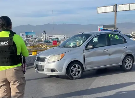 Chocan contra muro en distribuidor Benito Juárez Chocan contra muro en distribuidor Benito Juárez