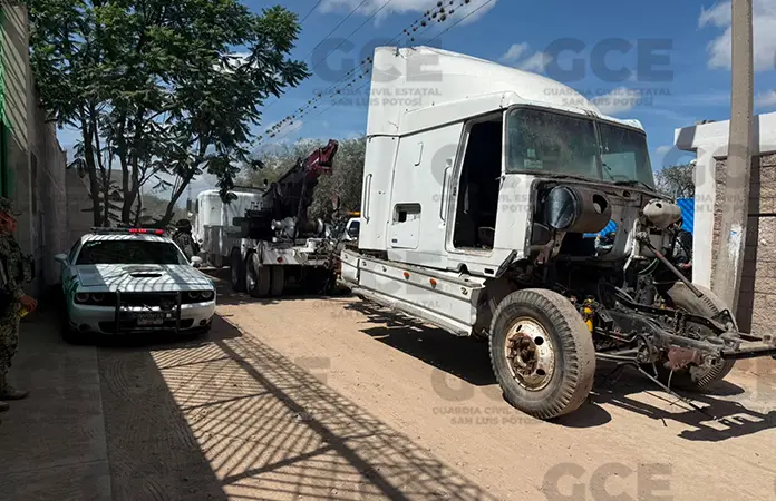 Durante cateo, aseguran tráilers robados con la carga