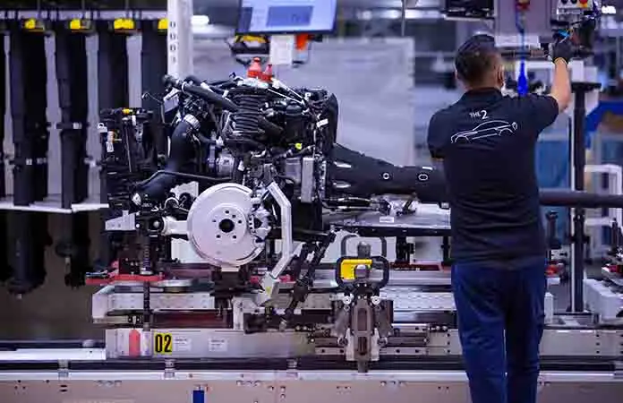 Las automotrices pausan proyectos