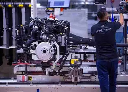 Las automotrices pausan proyectos Las automotrices pausan proyectos