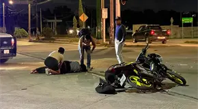 Motociclista, arrollado por una camioneta cerca de la Fenapov