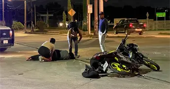 Motociclista, arrollado por una camioneta cerca de la Fenapov