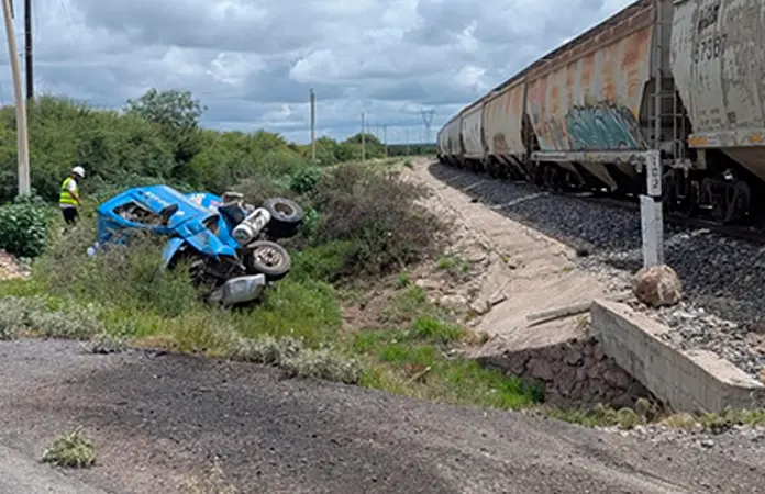 Muere embestido por el tren, chofer de una pipa gasera