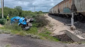 Muere embestido por el tren, chofer de una pipa gasera