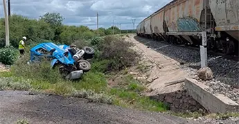 Muere embestido por el tren, chofer de una pipa gasera