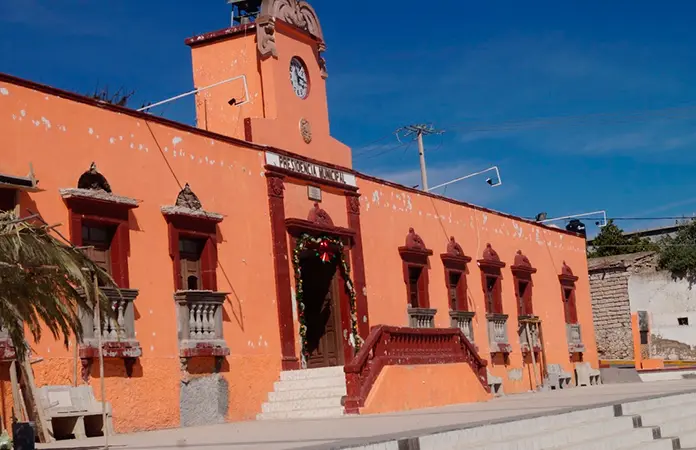 Policías golpean a sacerdotes