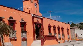 Polic&iacute;as golpean a sacerdotes