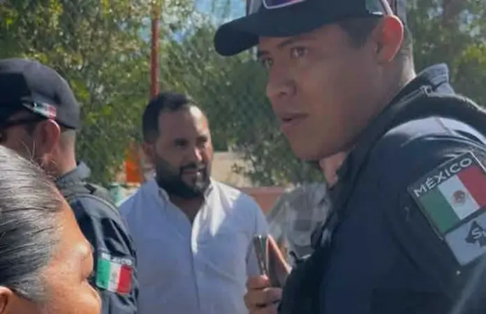 Policías golpean a un sacerdote