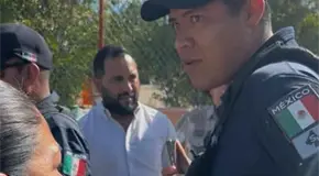 Policías golpean a un sacerdote