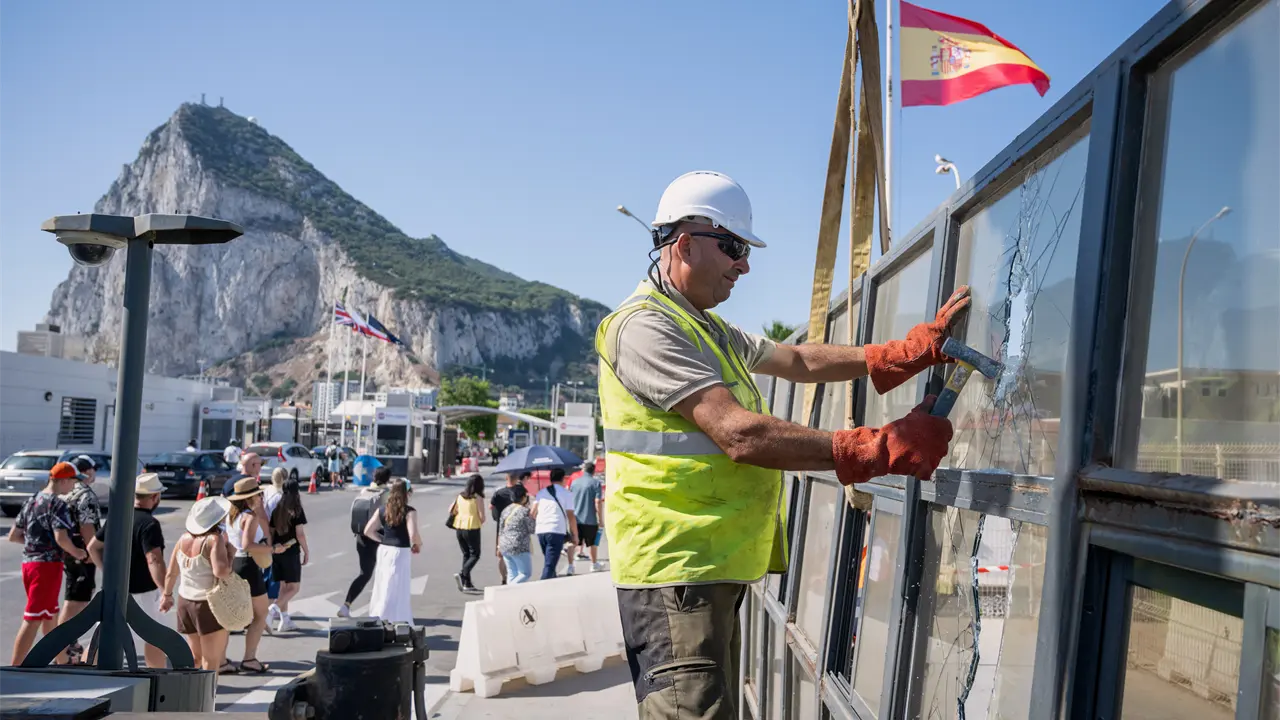 Retiran valla en frontera Gibraltar tras acuerdo entre UE y Reino Unido