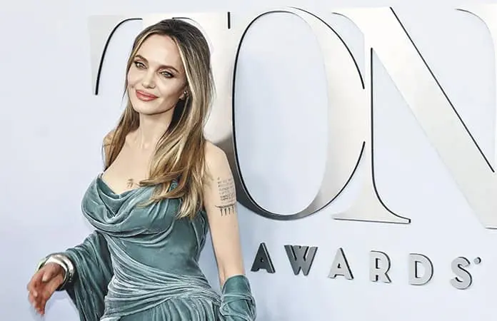 ANGELINA JOLIE TRES DE SUS HIJOS SE QUITAN EL APELLIDO PITT