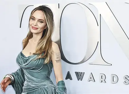 ANGELINA JOLIE TRES DE SUS HIJOS SE QUITAN EL APELLIDO PITT