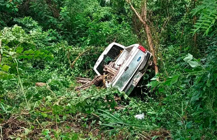 Camioneta cae a barranco