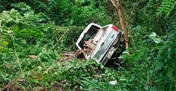 Atropellan a peat&oacute;n y caen a un barranco