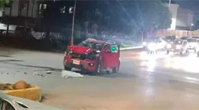 Camioneta, destrozada tras choque en Sierra Leona