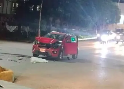 Camioneta, destrozada tras choque en Sierra Leona Camioneta, destrozada tras choque en Sierra Leona