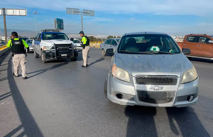 Carro se impacta contra contención en el Distribuidor Juárez