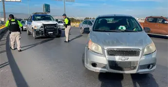Carro se impacta contra contenci&oacute;n en el Distribuidor Ju&aacute;rez