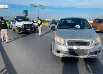 Carro se impacta contra contención en el Distribuidor Juárez Carro se impacta contra contención en el Distribuidor Juárez